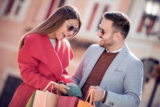 Casal fazendo compras no tempo livre