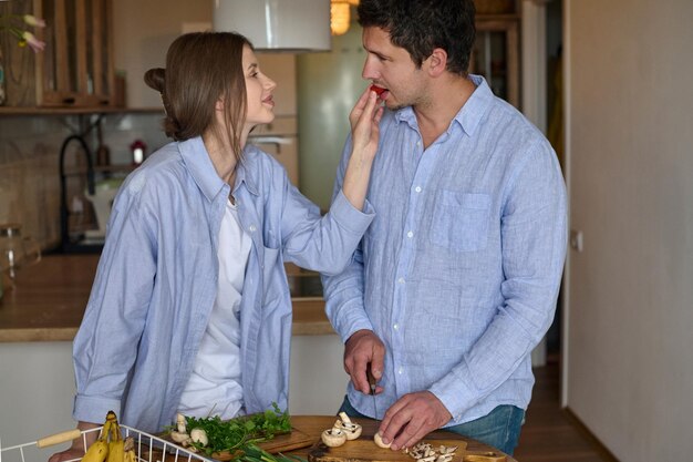 Casal fazendo pizza juntos em casa Hobby lifestyle