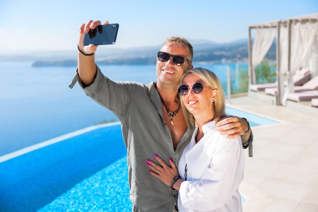 Casal fazendo selfie com telefone durante as férias