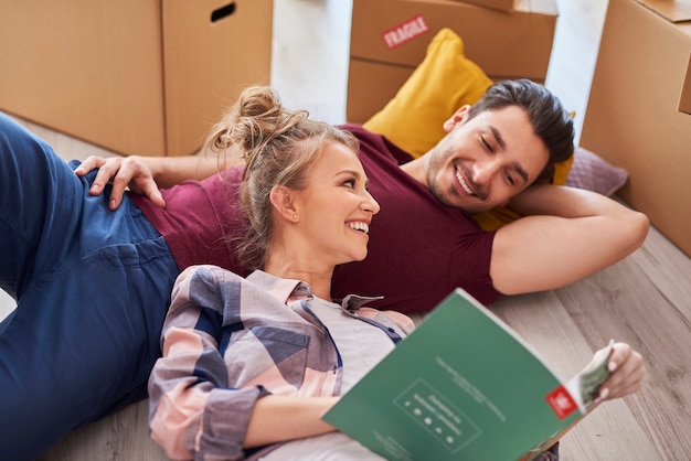 Casal fazendo uma pausa enquanto muda de casa