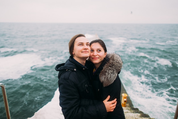 Casal feliz abraçando em um barco