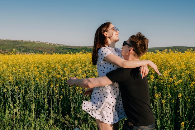 casal feliz abraçando no arquivo