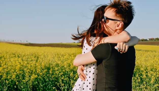 casal feliz abraçando no arquivo