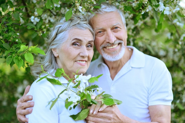 Casal feliz abraçando no parque primavera