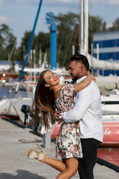 Casal feliz abraçando no porto no verão