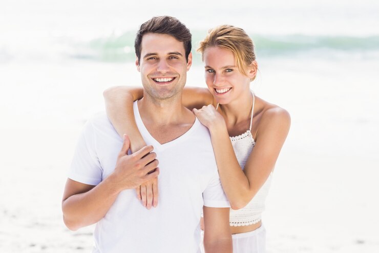 Foto casal feliz, abraçando-se na praia