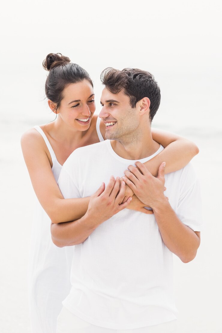 Foto casal feliz, abraçando-se na praia