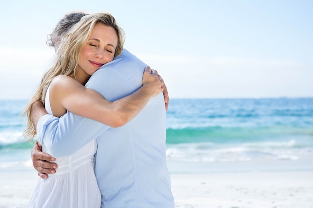 Casal feliz abraçando-se