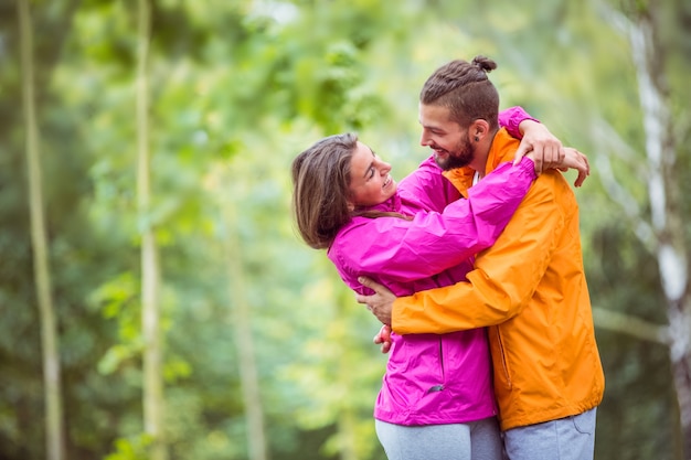 Casal feliz abraçando-se