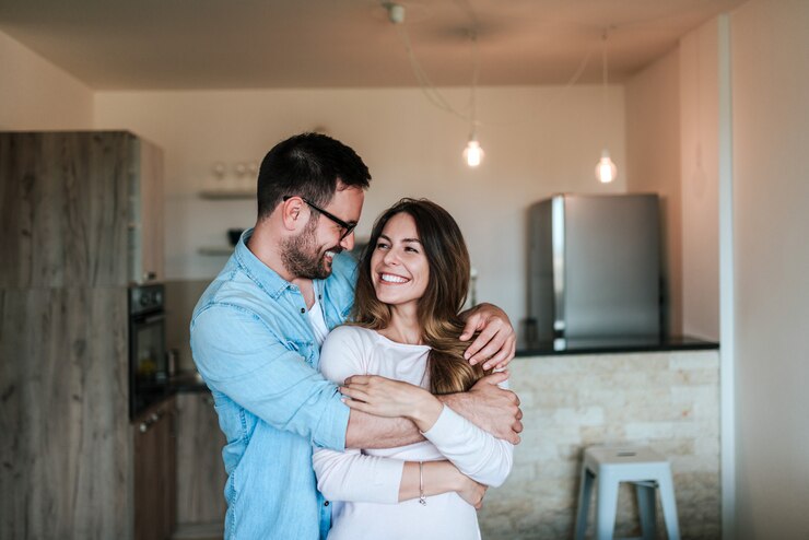 Casal feliz abraçando.