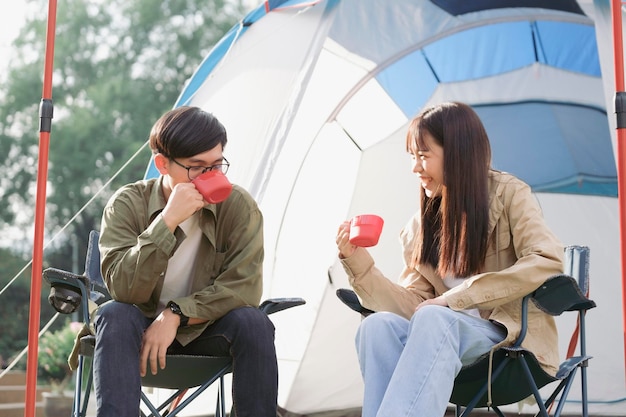 Casal feliz acampando vida no parque. Viagens e atividades ao ar livre.