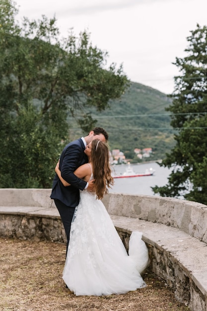 Casal feliz ama juntos cerimônia de casamento romântico