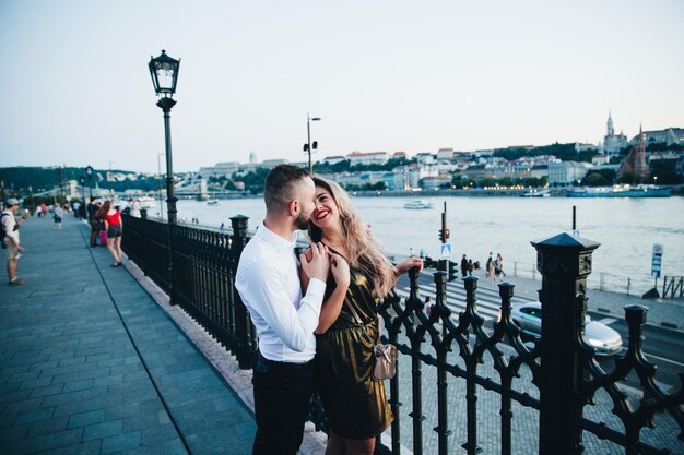 Casal feliz andando na cidade à noite