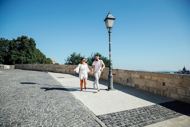 Casal feliz andando na cidade