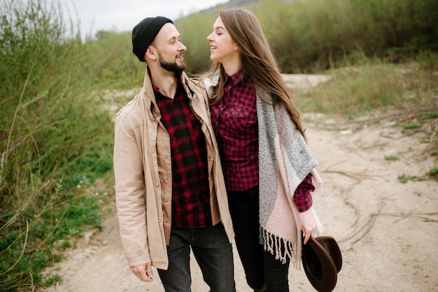 Casal feliz andando na natureza nas montanhas