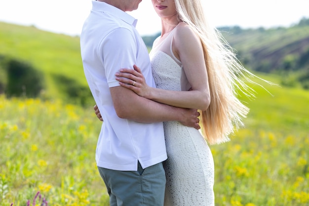 Casal feliz ao ar livre. casal sorridente relaxante em um parque.