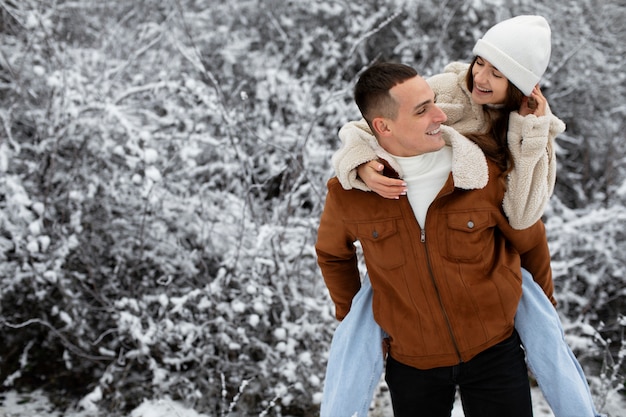 Casal feliz ao ar livre com foto média