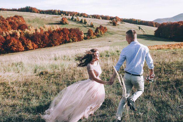 Casal feliz ao ar livre nas montanhas