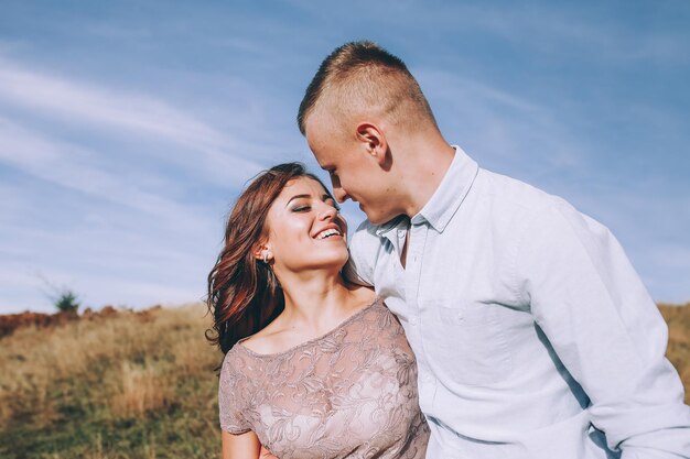 Casal feliz ao ar livre