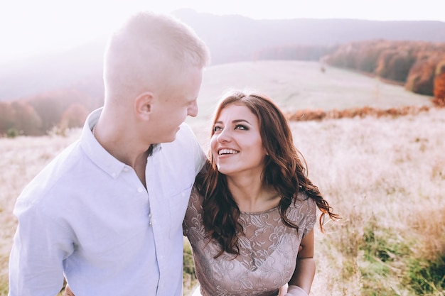 Casal feliz ao ar livre