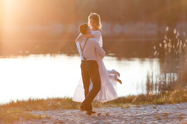 Casal feliz ao pôr do sol