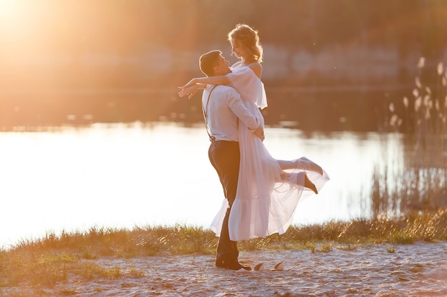 Casal feliz ao pôr do sol