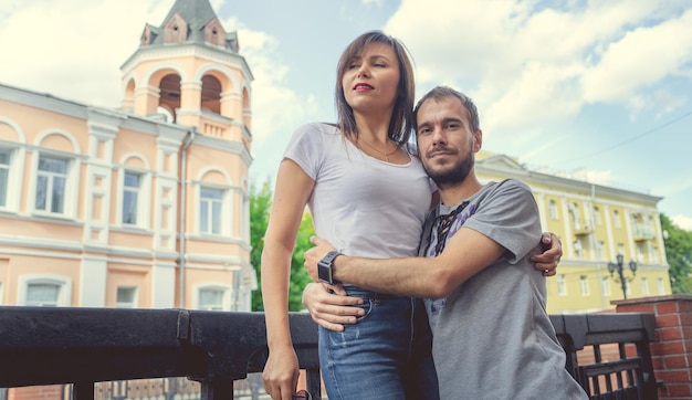 Casal feliz apaixonado andando na cidade Casal apaixonado pela cidade Retrato de jovem casal na cidade