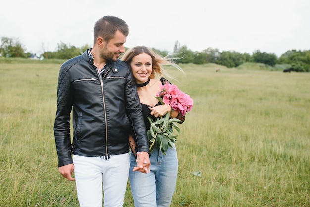 Casal feliz apaixonado ao pôr do sol e sorrindo