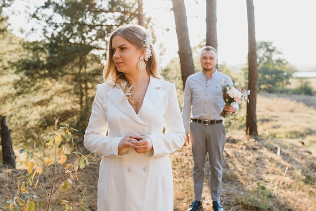 Casal feliz apaixonado ao pôr do sol e sorrindo