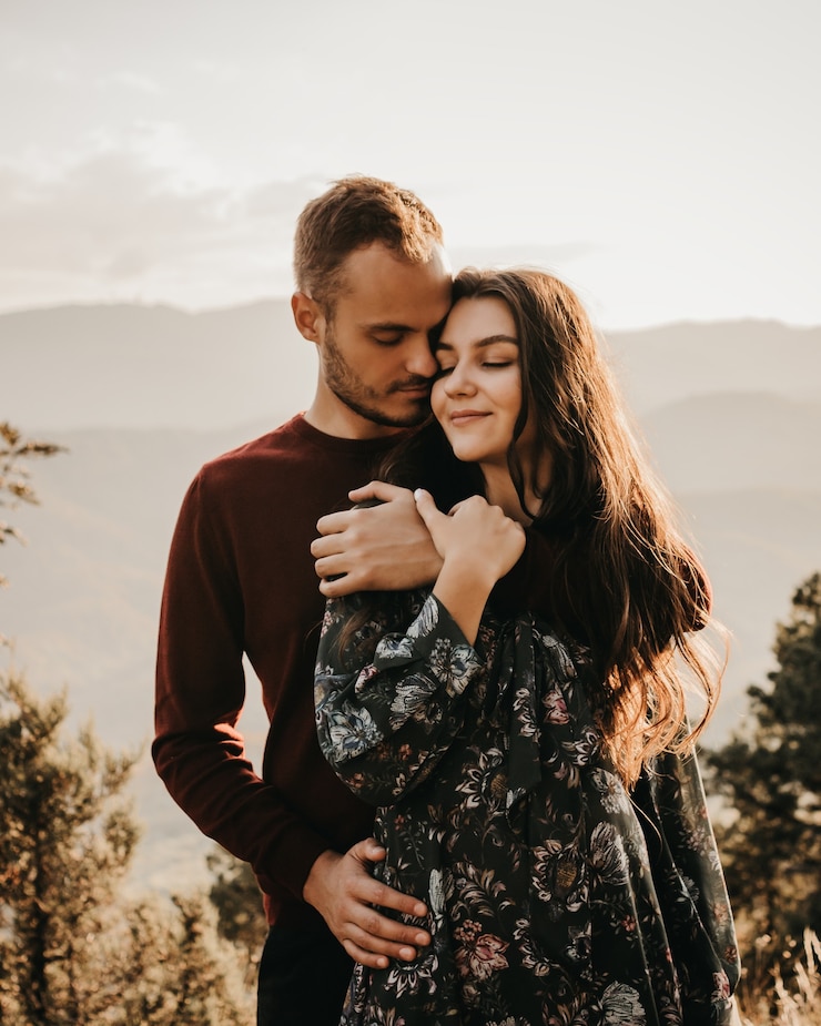 Foto casal feliz apaixonado nas montanhas