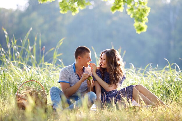 Casal feliz apaixonado sentado em um piquenique de férias na natureza