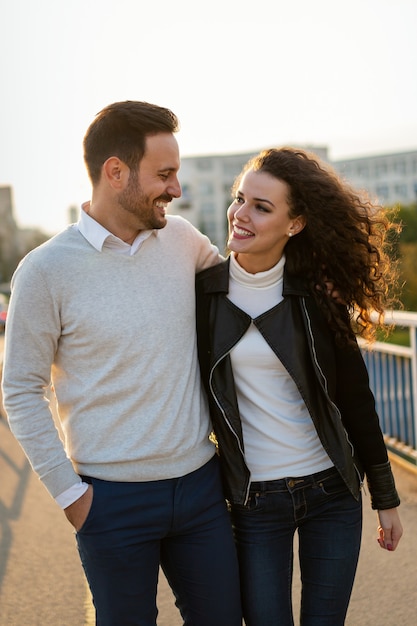 Casal feliz apaixonado, unindo-se, viajando e se divertindo ao ar livre