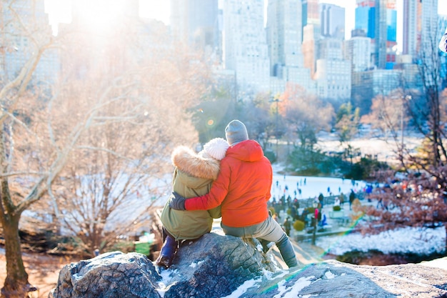 Casal feliz aprecia a vista da famosa pista de gelo no Central Park, em Nova York