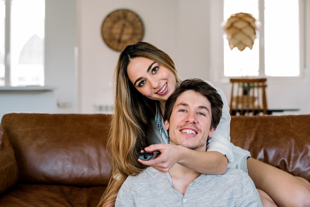 Casal feliz assistindo tv