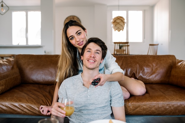 Casal feliz assistindo tv