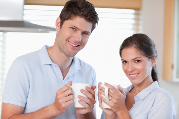 Casal feliz bebendo café