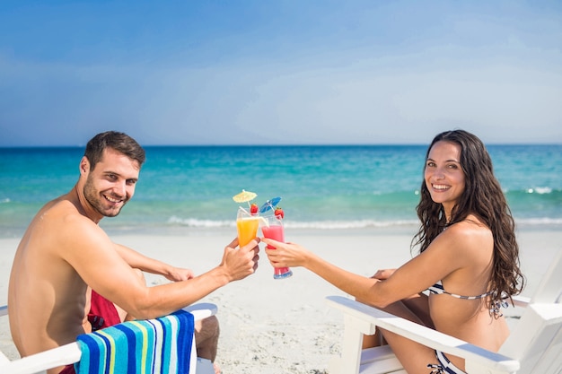 Casal feliz bebendo um coquetel juntos