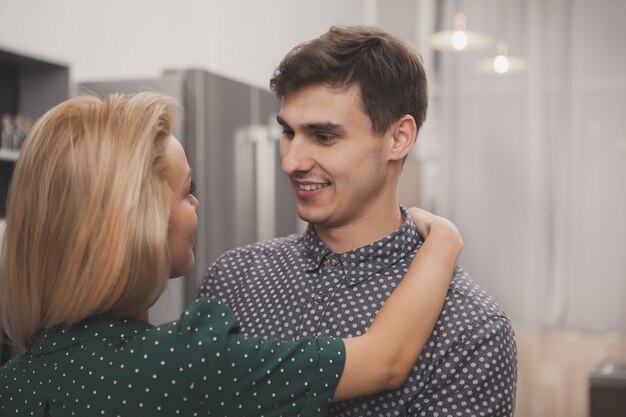 Casal feliz bebendo vinho juntos em casa