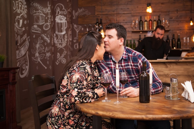 Casal feliz bebendo vinho quando encontro no restaurante. Casal bonito.