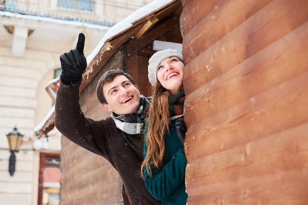 Casal feliz brincalhão juntos durante as férias de férias de inverno lá fora no parque de neve