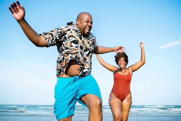 Casal feliz brincando no mar