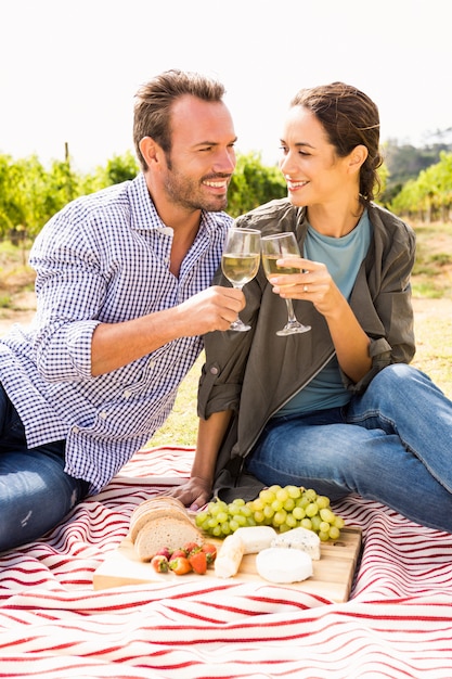 Casal feliz, brindando o copo de vinho