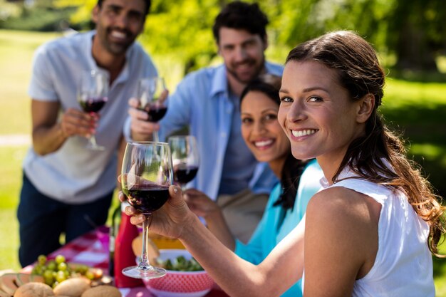 Casal feliz brindando um copo de vinho