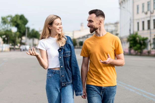 Casal feliz caminhando e conversando