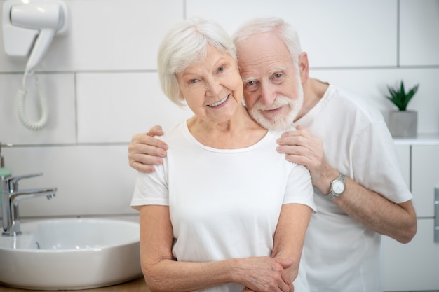 Casal feliz. Casal de idosos no banheiro parecendo feliz e sorridente