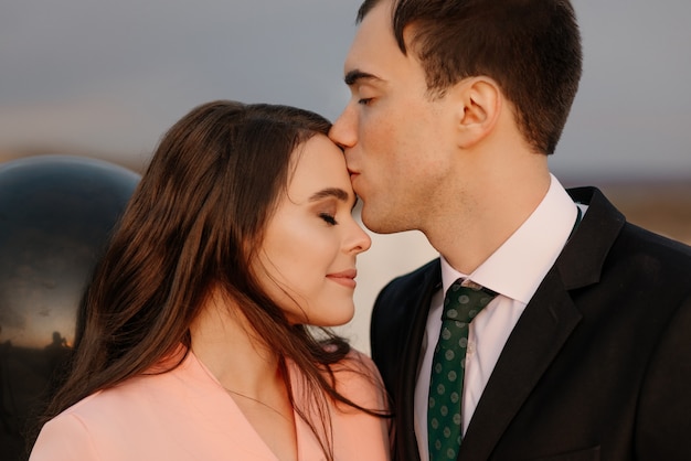 Casal feliz casamento anda na bela paisagem ao pôr do sol. Conceito de casamento.