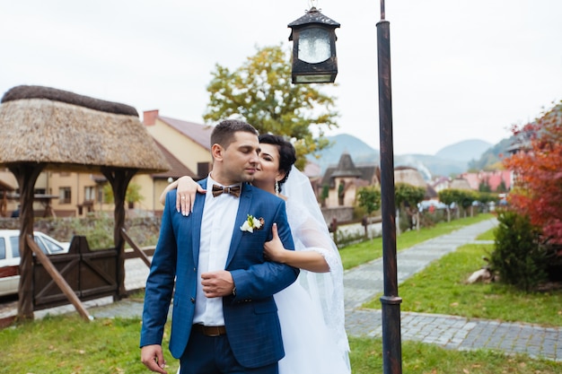 Casal feliz casamento caminhando no parque