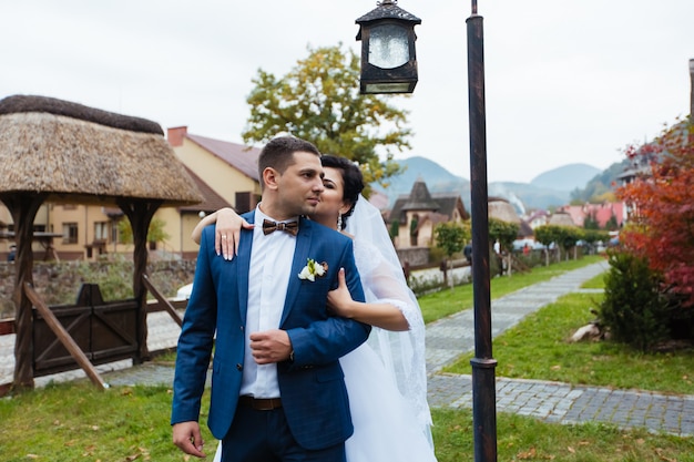 Casal feliz casamento caminhando no parque