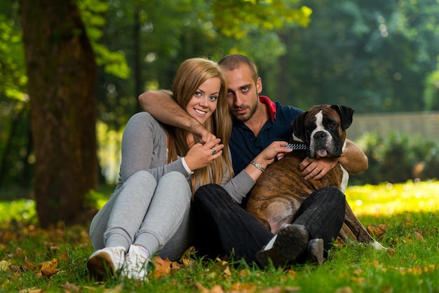 Casal feliz com boxer alemão