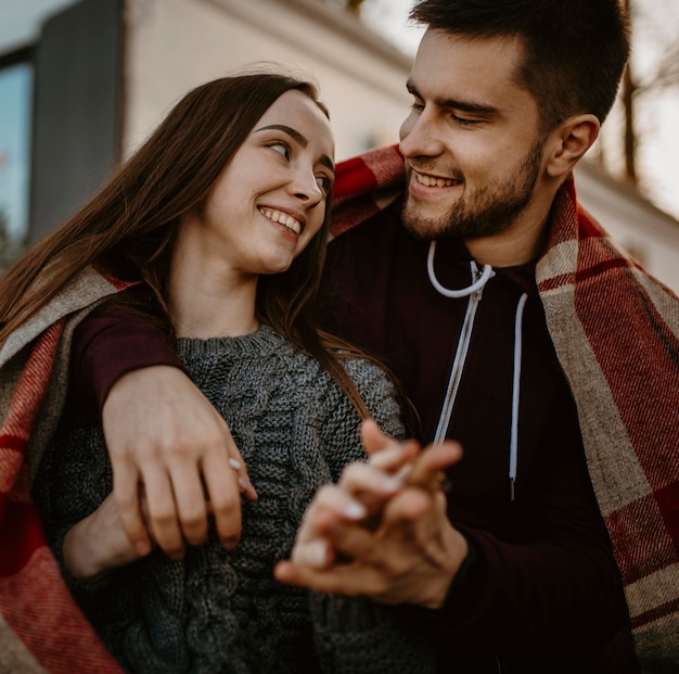 Foto casal feliz com cobertor